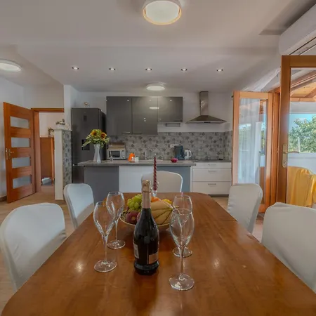 Mediterranean Oasis With Private Pool & Summer Kitchen Nyaraló *