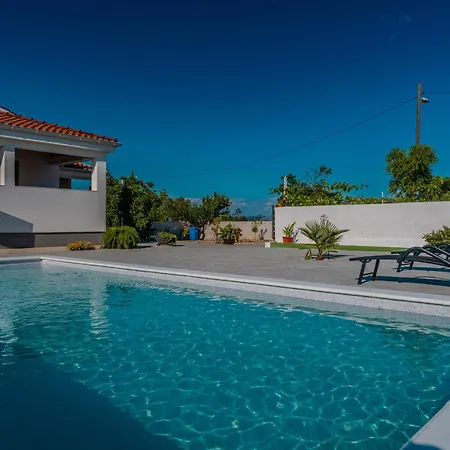 Mediterranean Oasis With Private Pool & Summer Kitchen *