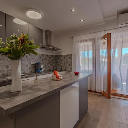 Mediterranean Oasis With Private Pool & Summer Kitchen Nyaraló *